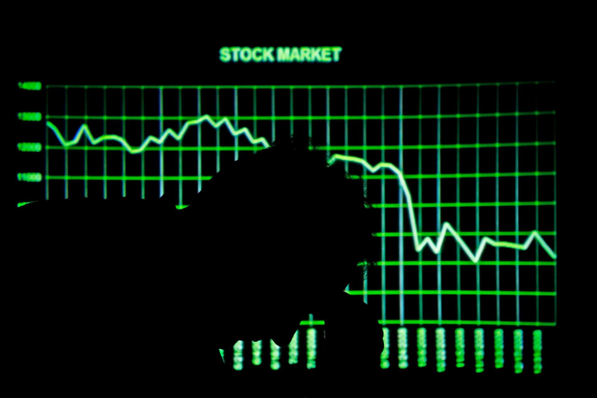 Illustration of businesswoman fighting against a downturn.